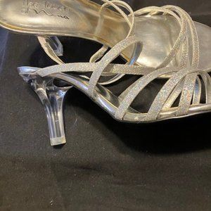 SILVER 4" HEELS "THE TOUCH OF NINA" SIZE 10M